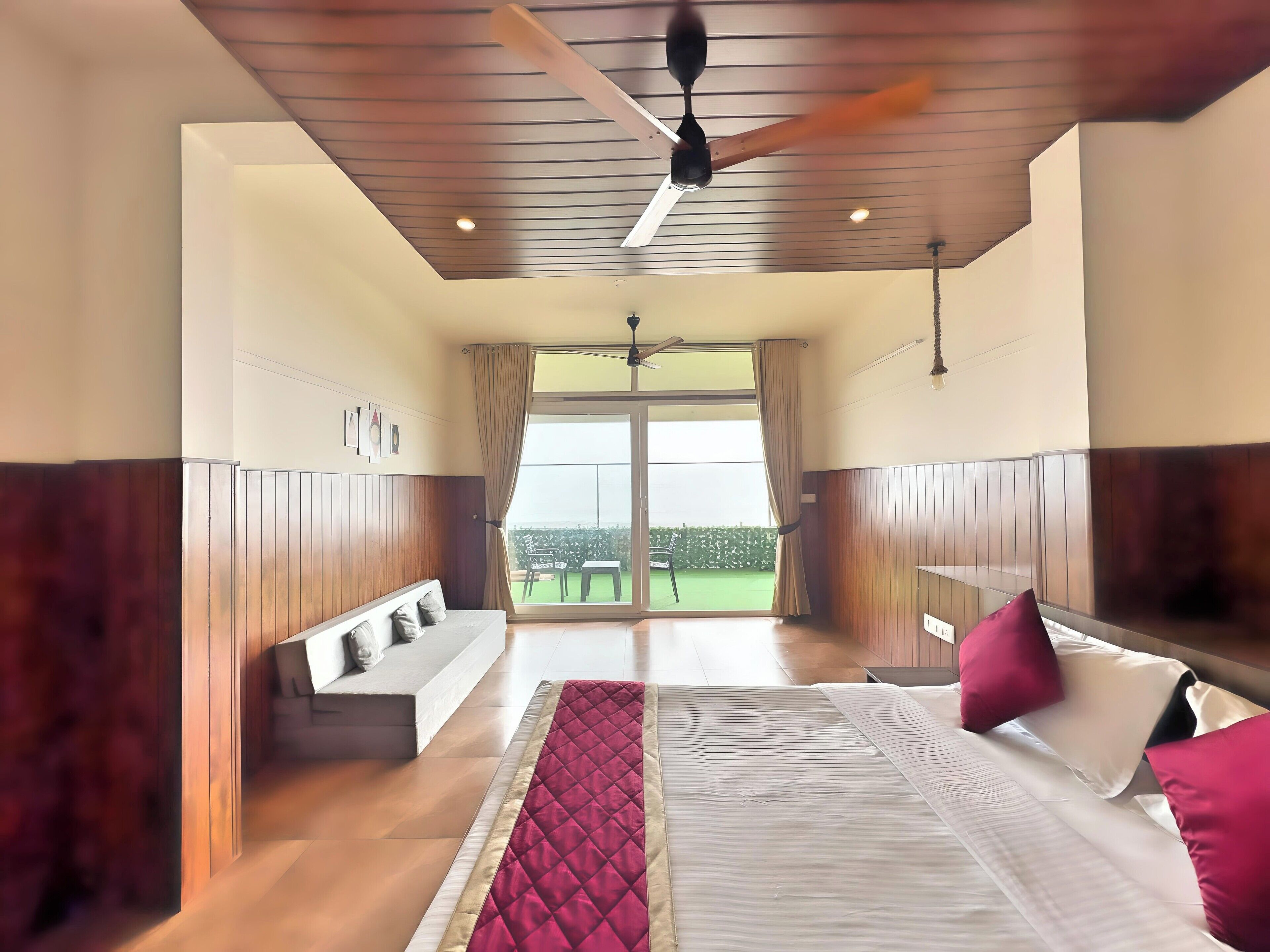 Tweepersoonskamer, 1 queensize bed met slaapbank, uitzicht op zee | Een bureau, een laptopwerkplek, verduisterende gordijnen