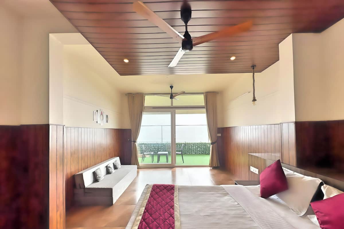 Tweepersoonskamer, 1 queensize bed met slaapbank, uitzicht op zee | Een bureau, een laptopwerkplek, verduisterende gordijnen