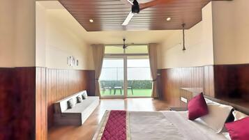 Escritorio, espacio para trabajar con laptop y cortinas blackout