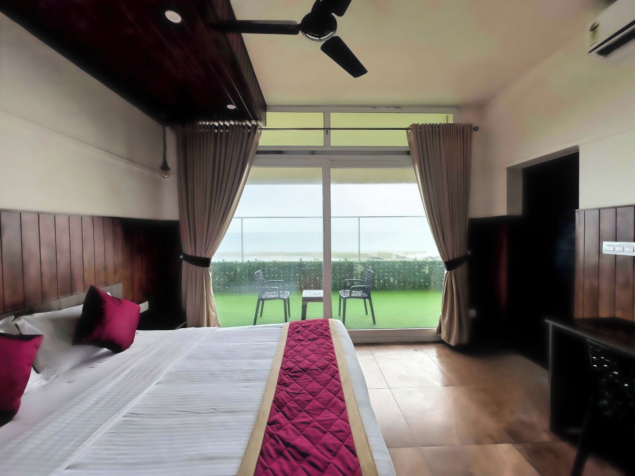 Tweepersoonskamer, uitzicht op zee | Een bureau, een laptopwerkplek, verduisterende gordijnen