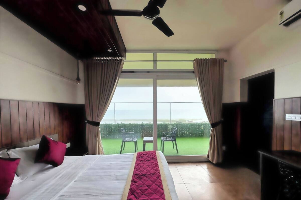 Tweepersoonskamer, uitzicht op zee | Een bureau, een laptopwerkplek, verduisterende gordijnen