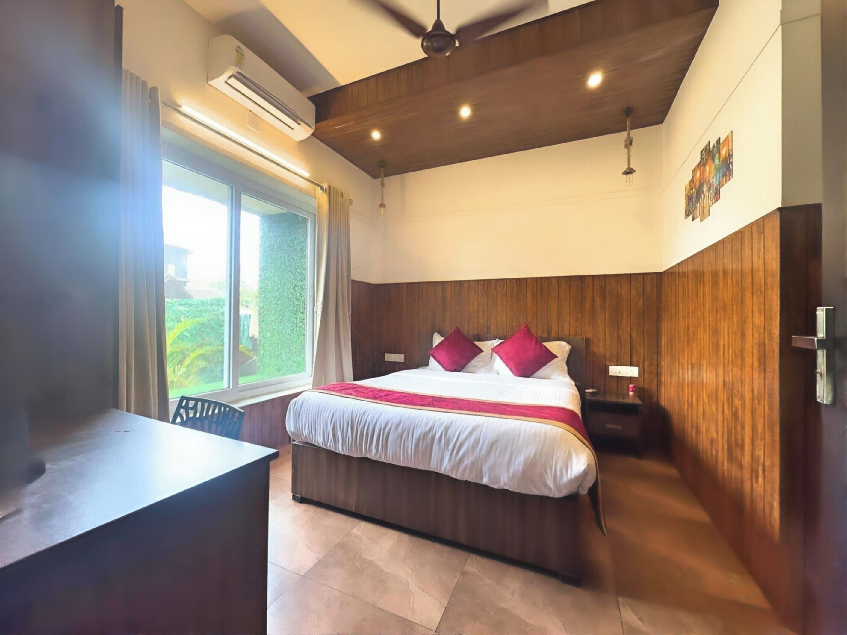 Tweepersoonskamer, 1 queensize bed | Een bureau, een laptopwerkplek, verduisterende gordijnen