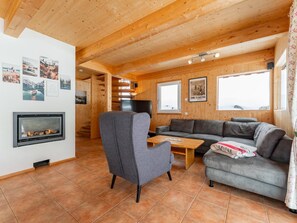 Een televisie en een open haard