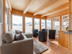 Een televisie en een open haard