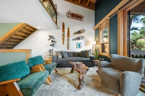 Smart TV, fireplace, books - Gold Bend 5041 - Beautifully Remodeled Gold Bend Condo with HOA Amenity and Trail Access (Truckee)
