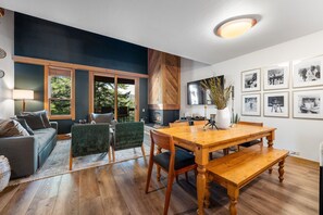 Dining - Gold Bend 5041 - Beautifully Remodeled Gold Bend Condo with HOA Amenity and Trail Access (Truckee)