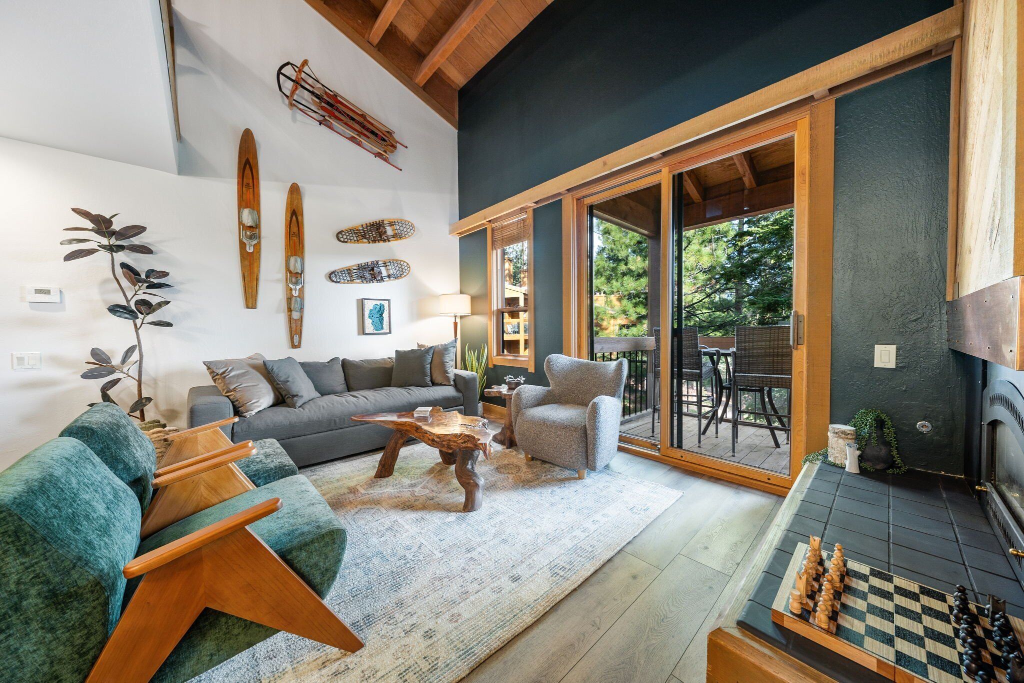 TV connectée, cheminée, livres