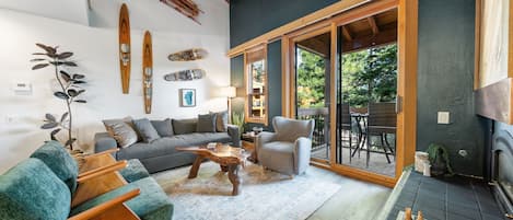 TV connectée, cheminée, livres