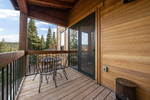 Outdoor dining - Gold Bend 5008 - Newly Remodeled Dog Friendly Northstar Condo, 2 Suites, HOA Access, Near Trails (Truckee)