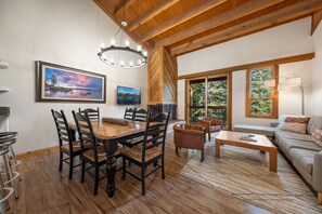 Smart TV, fireplace - Gold Bend 5008 - Newly Remodeled Dog Friendly Northstar Condo, 2 Suites, HOA Access, Near Trails (Truckee)