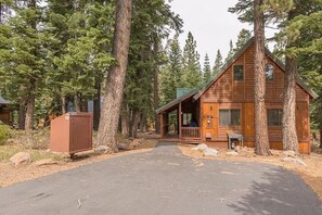 Exterior - Winter's Wonderland - Private Hot Tub, Dog Friendly, 10 Minutes to Donner Lake and Newly Remodeled (Truckee)
