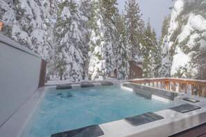 Outdoor spa tub - Winter's Wonderland - Private Hot Tub, Dog Friendly, 10 Minutes to Donner Lake and Newly Remodeled (Truckee)