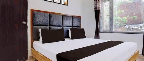 Deluxe Double Room, Air conditioning | Hypo-allergenic bedding, desk, soundproofing, bed sheets