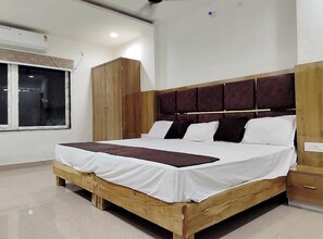 Ropa de cama hipoalergénica, escritorio y sistema de insonorización 