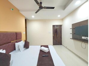 Deluxe Quadruple Room, Penyaman udara | Peralatan tempat tidur hipoalergenik, meja, kalis bunyi, cadar katil 