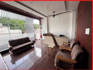 Living area - Hotel Kashika Inn Varanasi  (Varanasi)