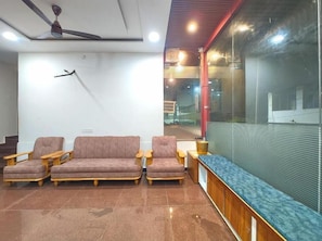 Lobby sitting area - Hotel Kashika Inn Varanasi (Varanasi)