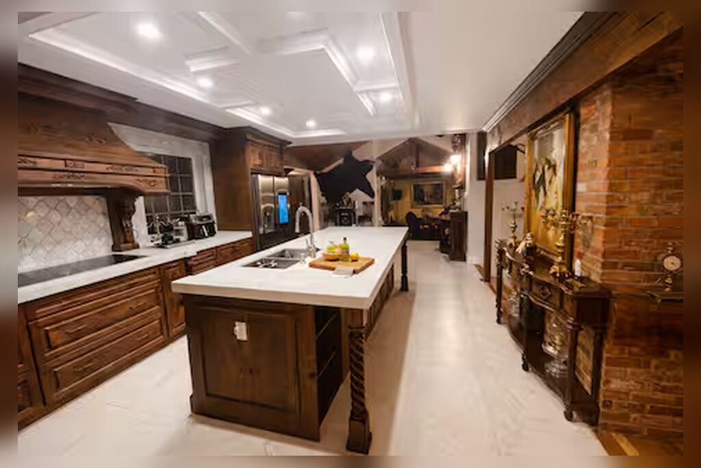 Frigorífico, microondas, placa de cocina y cafetera o tetera