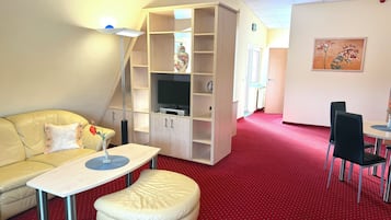 خزنة داخل الغرفة وبديكورات فريدة لكل غرفة وطراز فريد لكل وحدة ومكتب