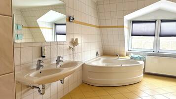 Luxury-Suite, 2 Schlafzimmer, Nichtraucher, Gartenblick | Hochwertige Bettwaren, Daunenbettdecken, Minibar, Zimmersafe