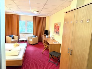 In-room safe, individually decorated, individually furnished, desk - Hotel BernsteinSee (Bitterfeld-Wolfen)