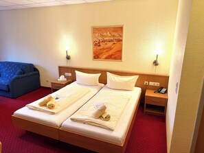 Ropa de cama de alta calidad, cubrecamas y minibar 