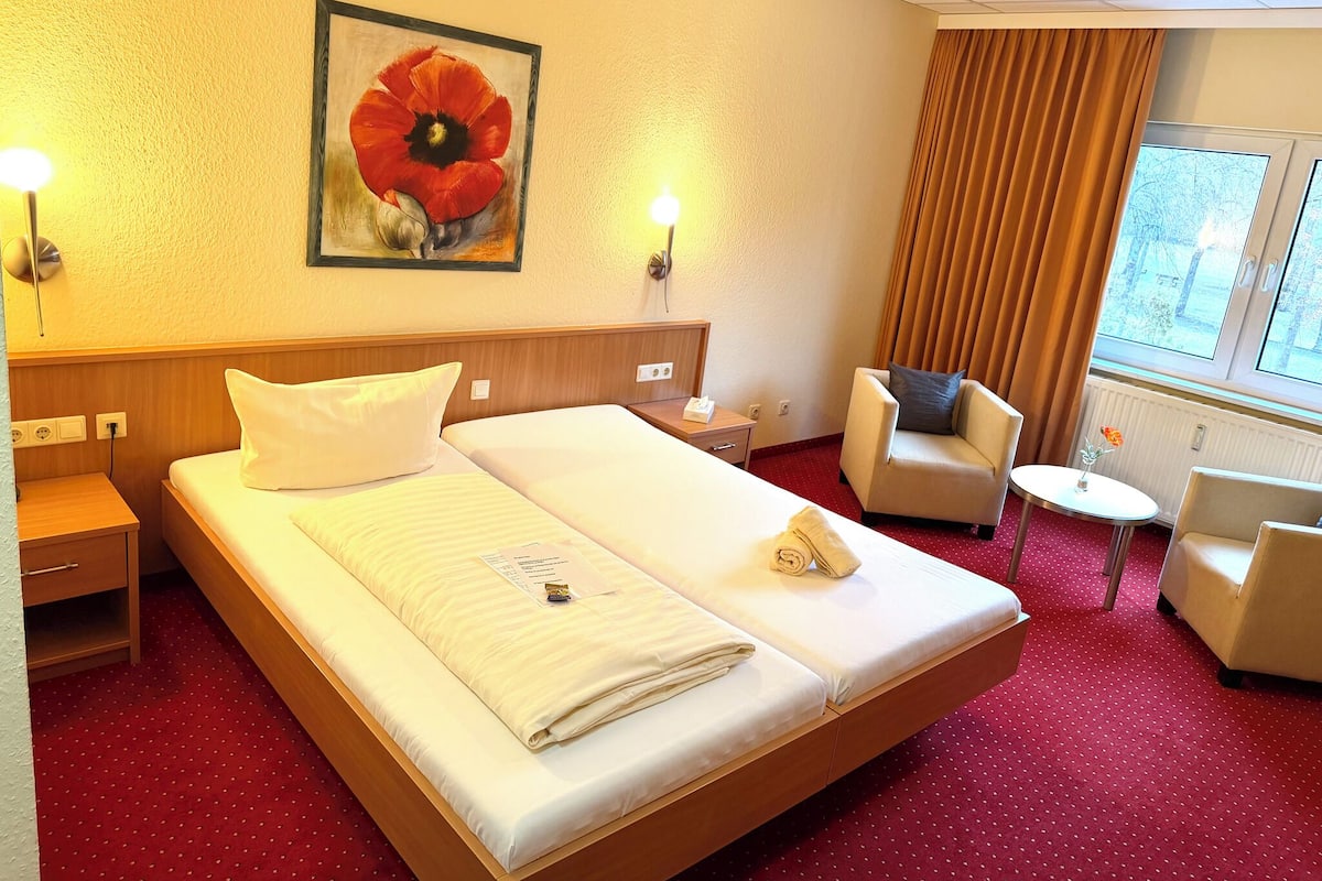 Ropa de cama de alta calidad, cubrecamas y minibar