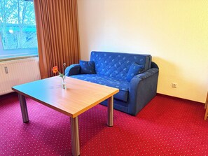 Ropa de cama de alta calidad, cubrecamas y minibar 