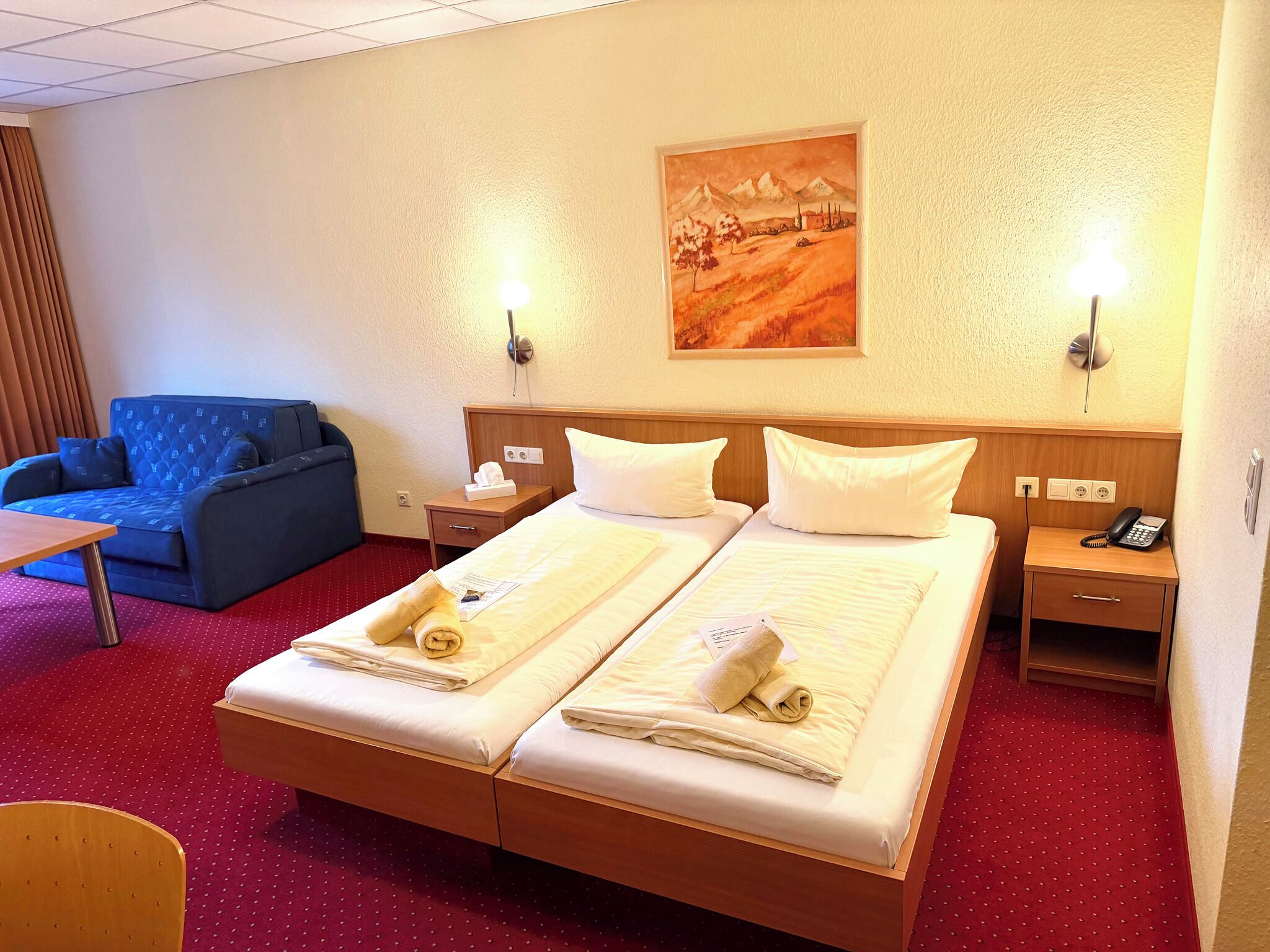 Ropa de cama de alta calidad, edredones de plumas, minibar y caja fuerte