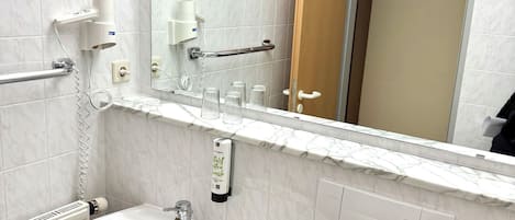 Een haardroger, pantoffels, handdoeken, zeep