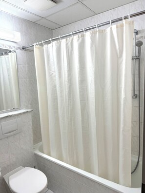 Pengering rambut, selipar, tuala disediakan, sabun 