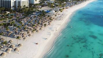Plage, chaises longues, serviettes de plage
