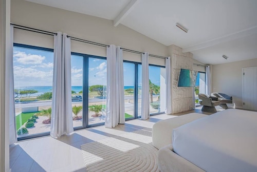 Oceanfront 10BR Lux Villa • Pool • Full Ocean View