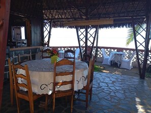Outdoor dining - Gîte Maeva (Nosy Be)