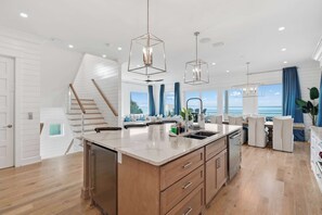 Fridge, microwave, oven, stovetop - LUX Family Teddy's Heaven - Beachfront - 6 Seater LSV - Pool-Hottub (Panama City Beach)