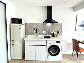 Private kitchen - Beryl 1bd studio@Daisy Hill-minutes to M1 highway (Daisy Hill)