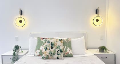 Beryl 1bd studio@Daisy Hill-minutes to M1 highway