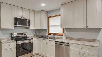 Réfrigérateur, micro-ondes, plaque de cuisson, lave-vaisselle