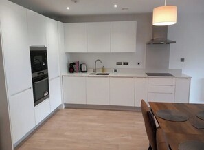 Private kitchen - Beautiful modern Riverside Apartment. 2 bedroom, 2 bathroom. Parking included. (Nottingham)