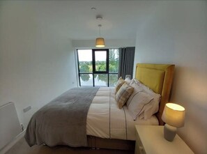 Iron/ironing board, WiFi, bed sheets - Beautiful modern Riverside Apartment. 2 bedroom, 2 bathroom. Parking included. (Nottingham)
