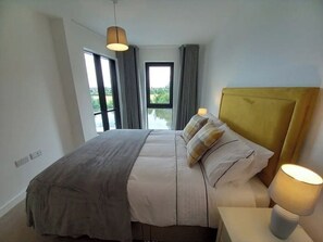 Iron/ironing board, WiFi, bed sheets - Beautiful modern Riverside Apartment. 2 bedroom, 2 bathroom. Parking included. (Nottingham)