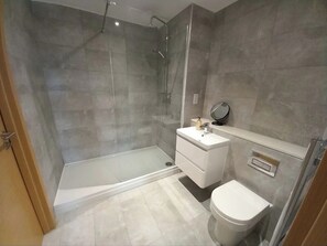 Shower, hair dryer, towels, soap - Beautiful modern Riverside Apartment. 2 bedroom, 2 bathroom. Parking included. (Nottingham)