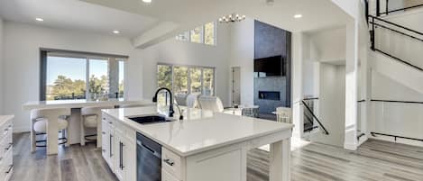 Refrigerador, microondas, parrilla de estufa y lavavajillas