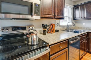 Réfrigérateur, micro-ondes, plaque de cuisson, lave-vaisselle