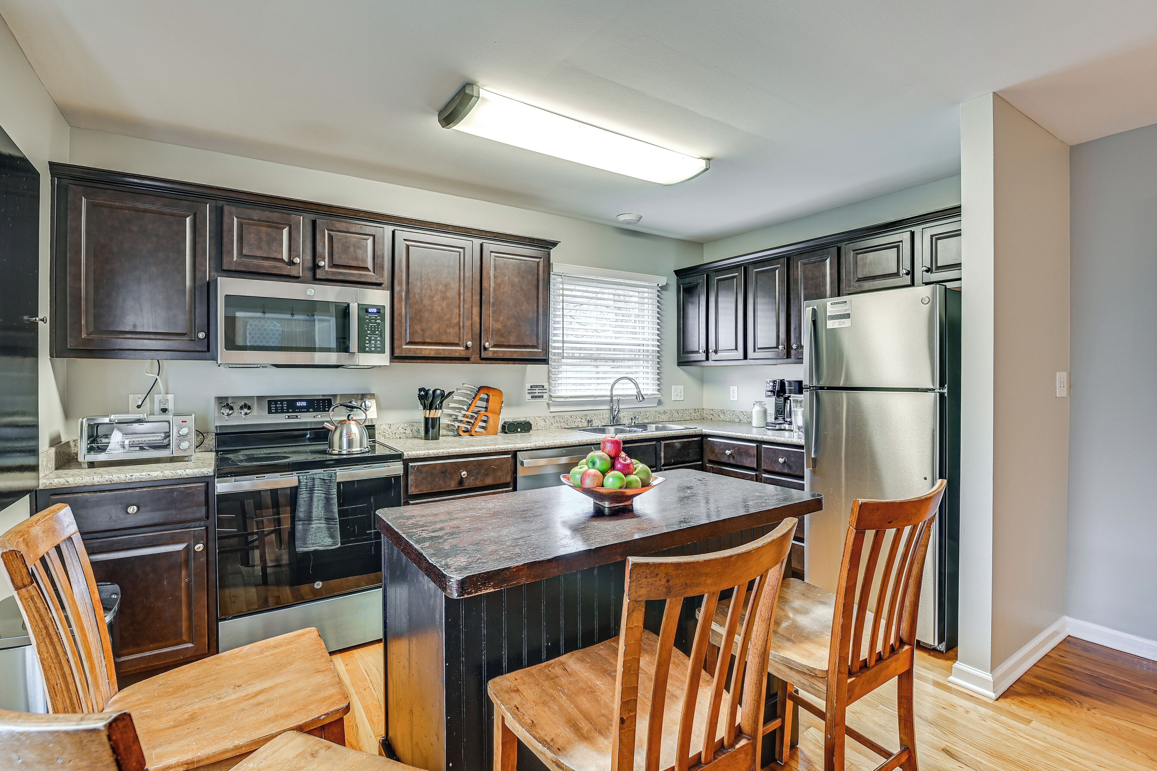 Fridge, microwave, stovetop, dishwasher