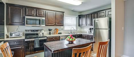 Fridge, microwave, stovetop, dishwasher