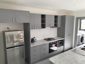 Private kitchen - Modern Geelong Unit (green) (Norlane)
