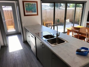 Private kitchen - Modern Geelong Unit (green) (Norlane)