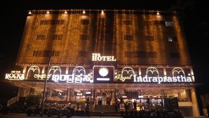 Un hotel con un letrero que dice 'The Hotel Royal Indraprastha' y 'On the Rocks' debajo.
