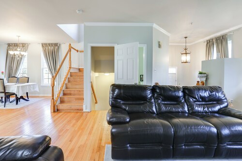 5 Mi to Show Place Arena: Quiet Townhome w/ Patio